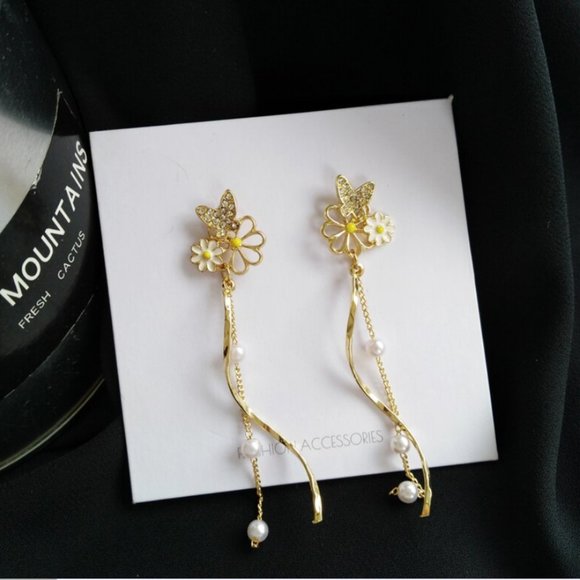 Butterfly Daisy Pearl Earrings - Picture 1 of 5